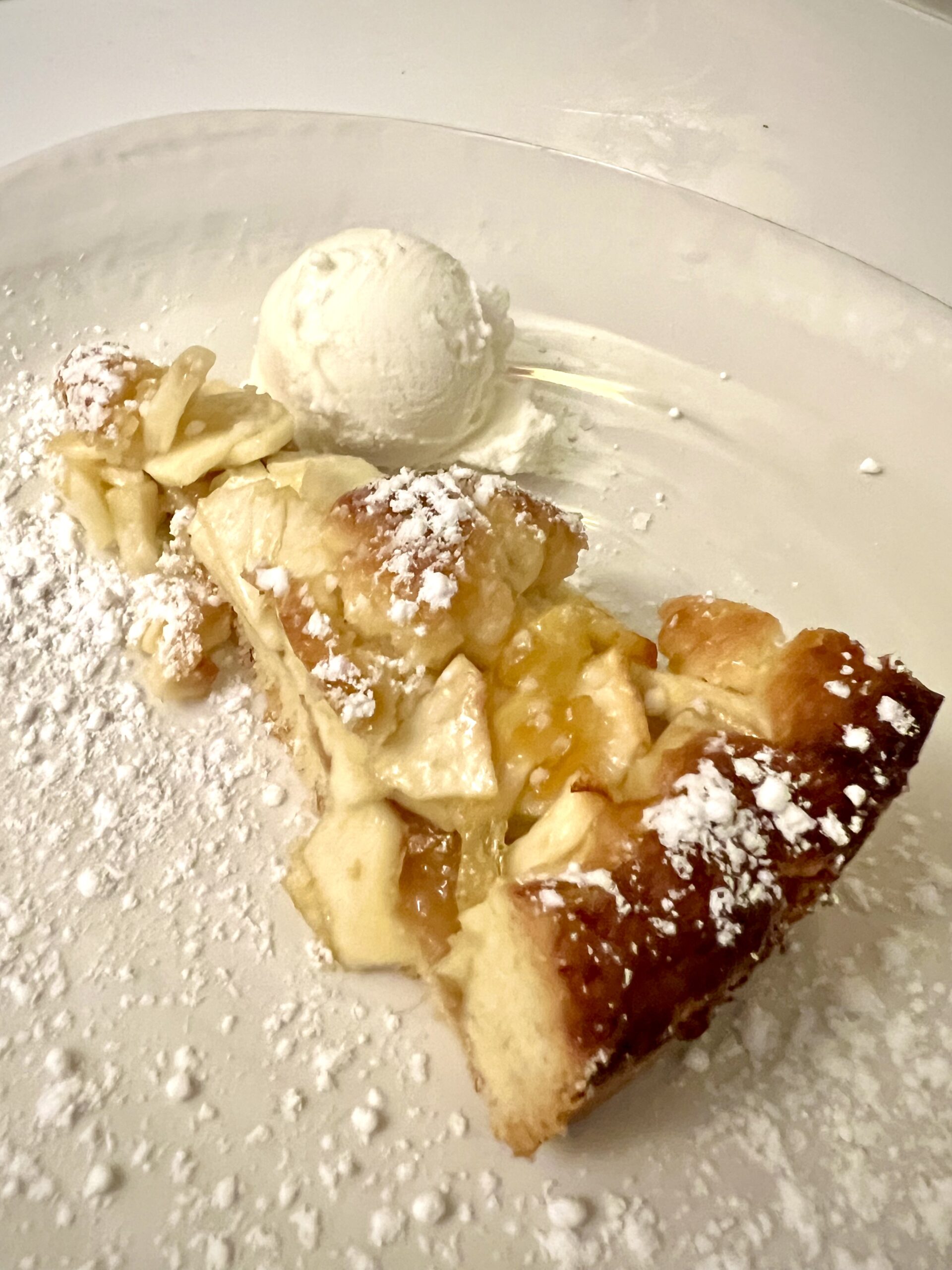 Torta di mele con gelato fiordilatte